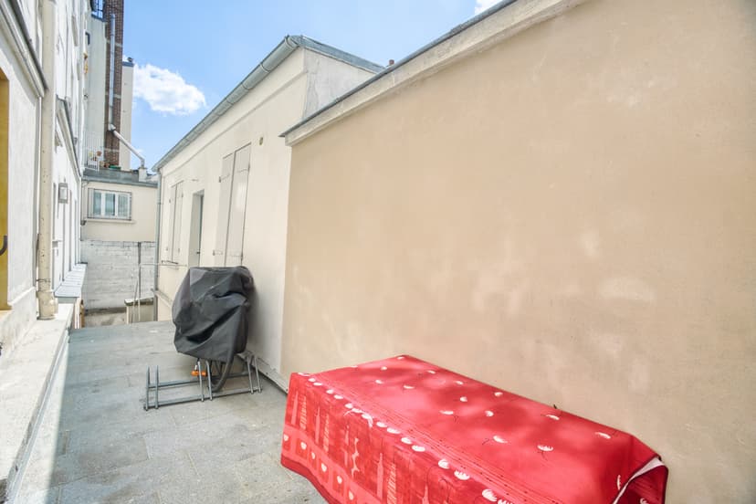 MONTMARTRE — Loft atypique avec terrasse, entre cinéma et cabaret 7
